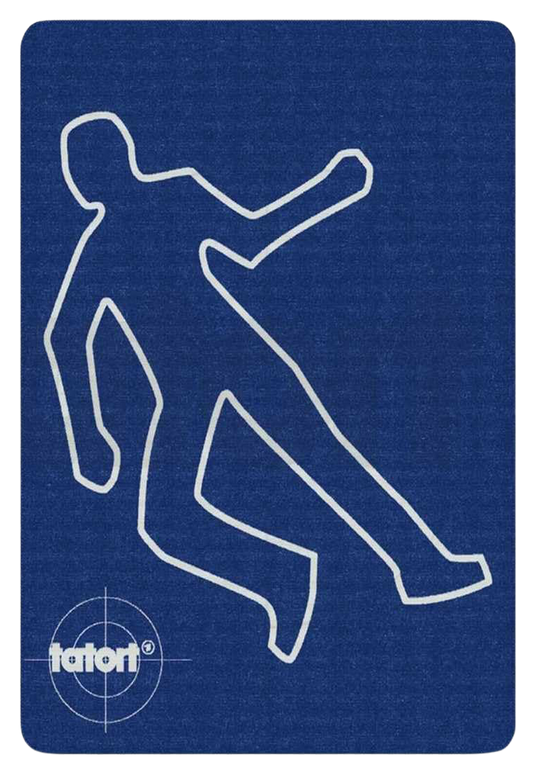 Blaue Tatort Kolter-Decke mit weißem Kreideumriss und Tatort-Logo
